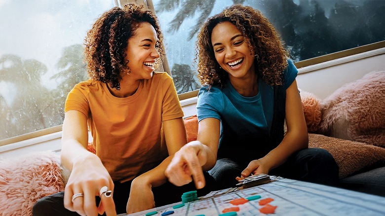 jeunes femmes qui jouent à l'intérieur pendant des intempéries